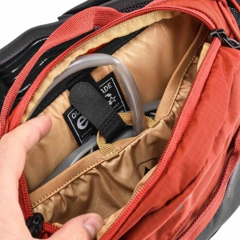Evoc Hip Pack Pro 3L + Poche Eau 1.5L 4 Evoc Hip Pack Pro 3L + Poche Eau 1.5L – Image 2