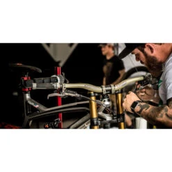 Renthal Fatbar DH Carbon 31.8MM 800MM Cintre 11 Renthal Fatbar DH Carbon 31.8MM 800MM Cintre -Specialized Soldes renthal fatbar dh carbon 318mm 800mm cintre cockpit m172 m173 3 39482 3